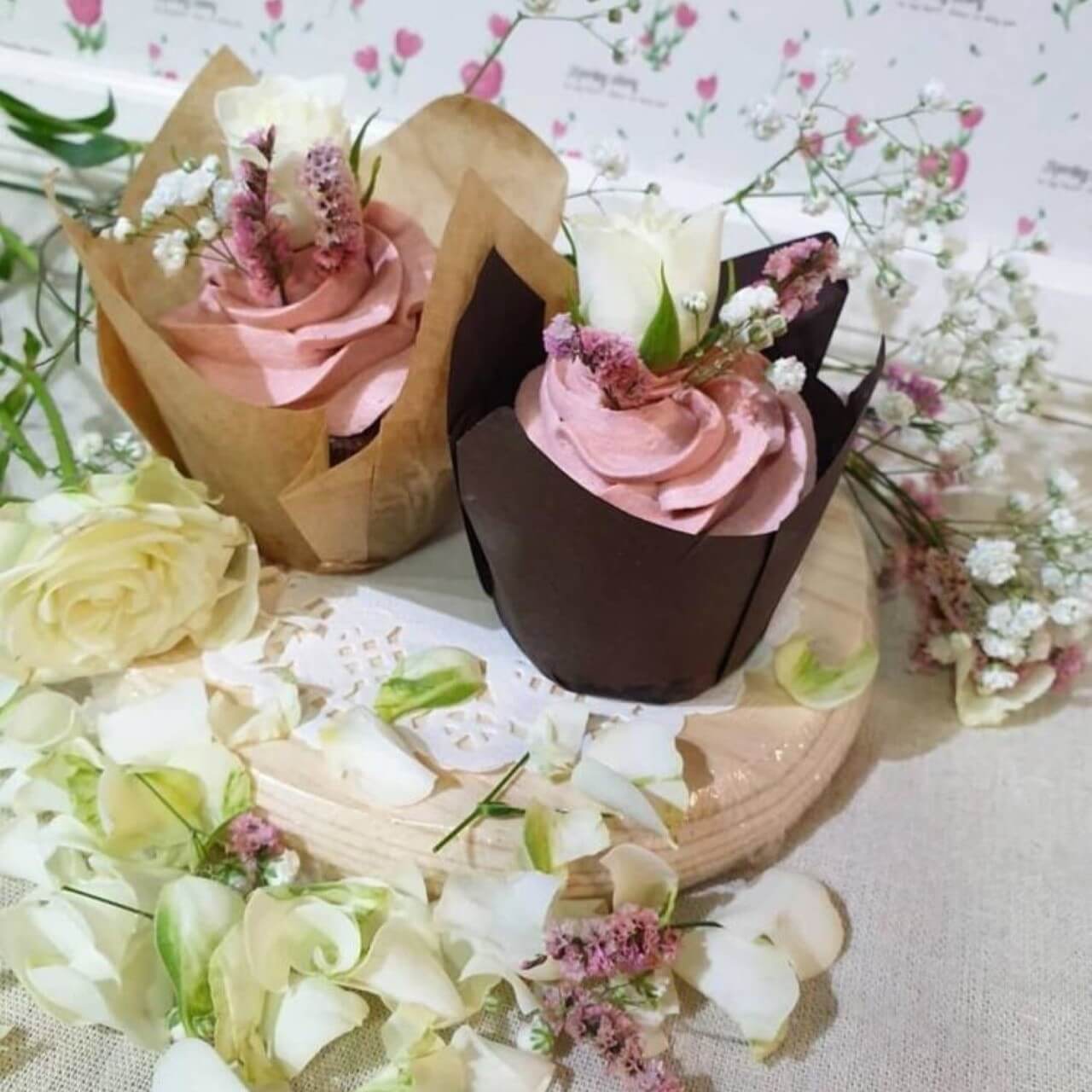 Descubre nuestros dulces: cupcakes rosas decorados