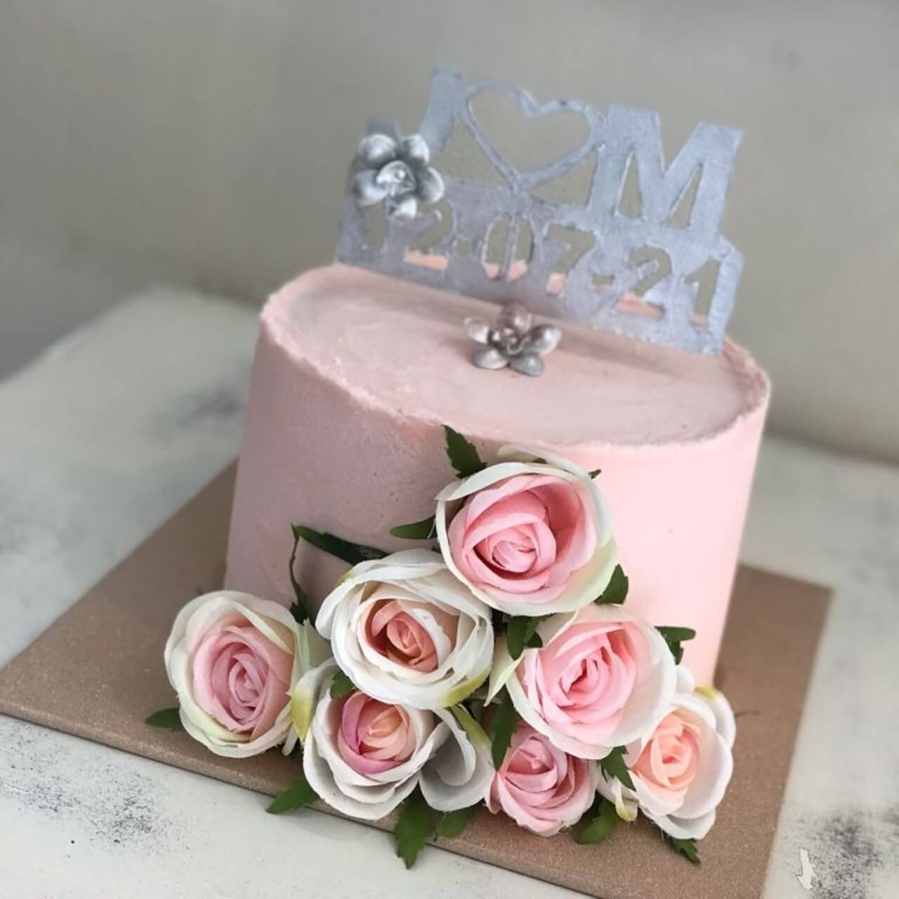 Catálogo de tartas: foto de un pastel con rosas de adorno